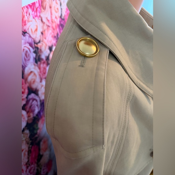 Burberry trench cape crafted in the house's signature heritage style. - Picture 7 of 16